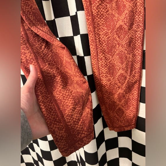 Athleta Ultimate Stash Pocket Snakeskin 7/8 Leggings - Picture 4 of 16